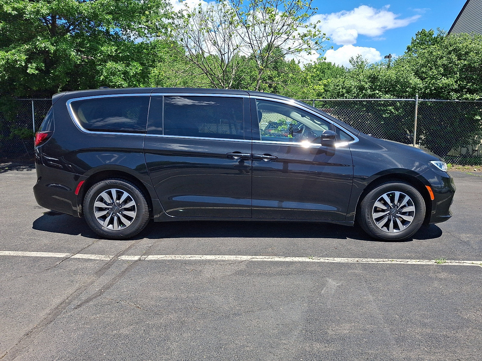 Used 2023 Chrysler Pacifica Touring-L FWD image 8