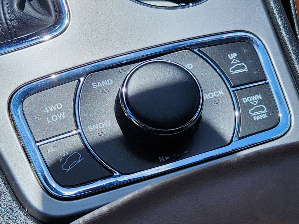 Used 2020 Jeep Grand Cherokee Overland AWD/4WD image 26