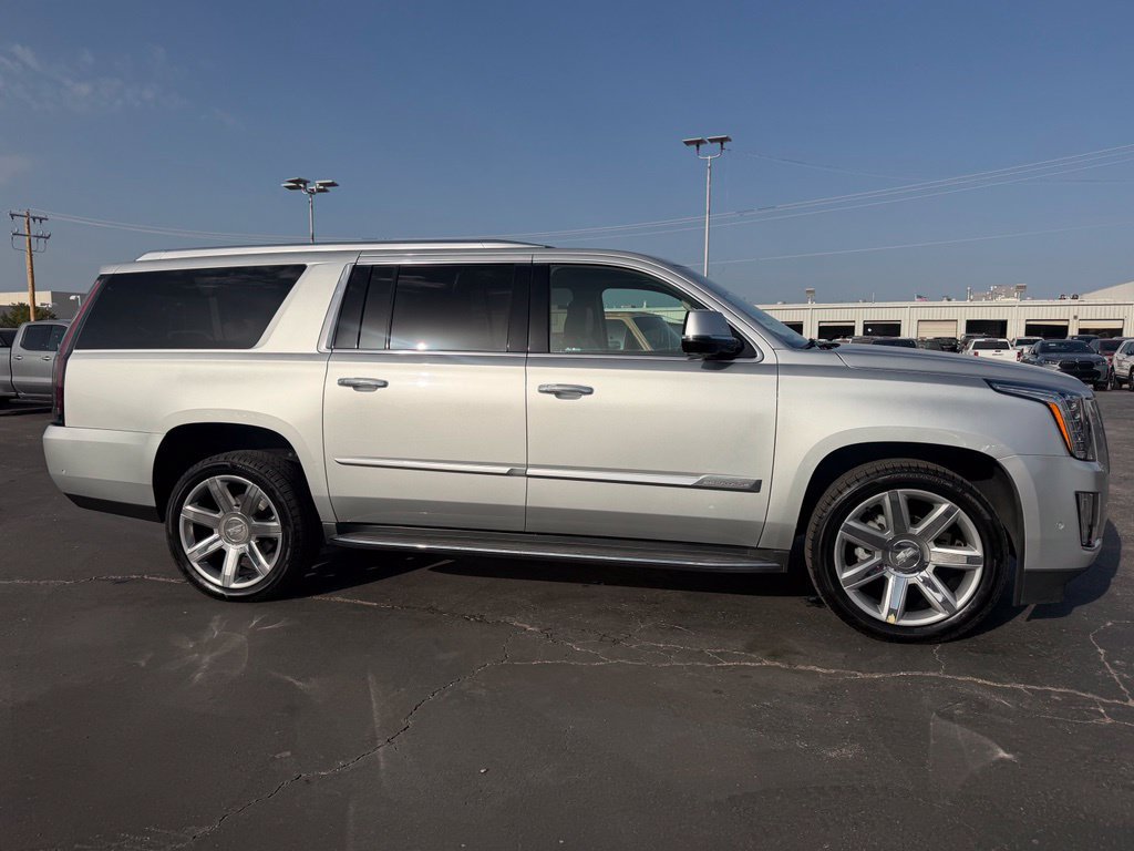 Used 2017 Cadillac Escalade ESV Luxury AWD/4WD image 4