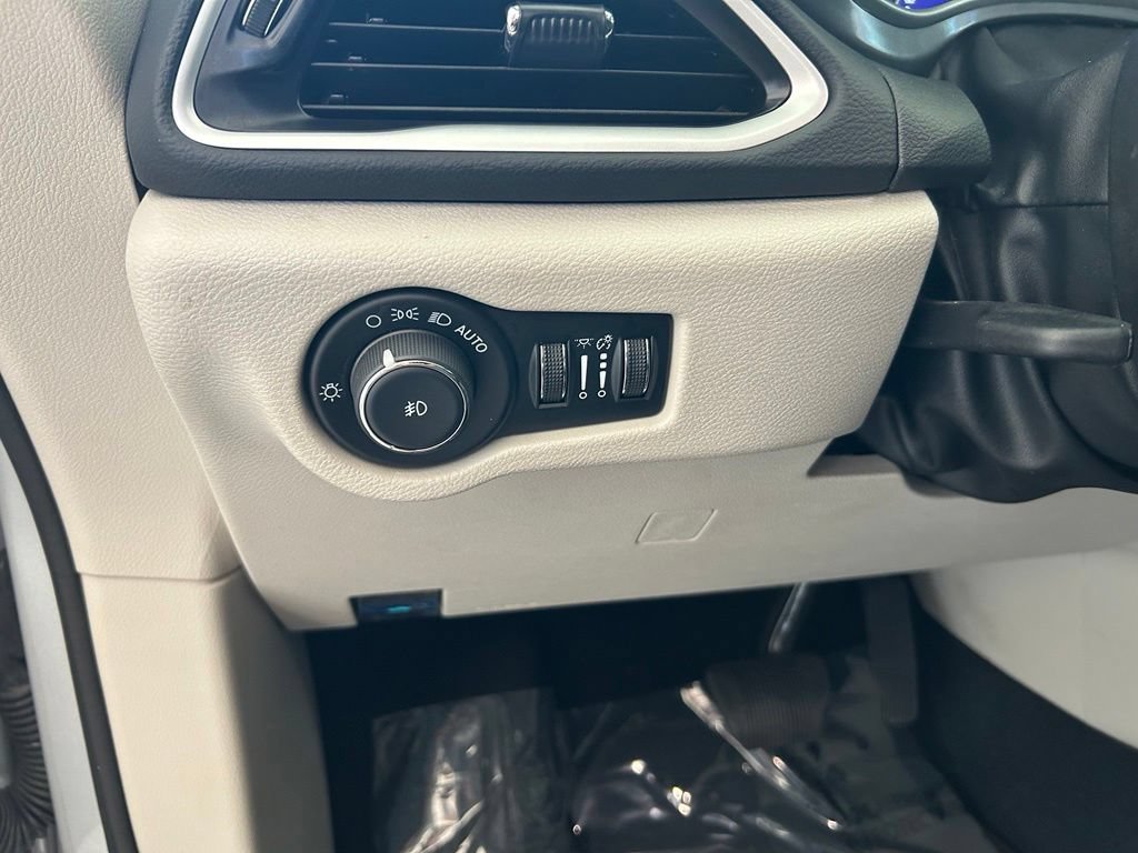 Used 2024 Chrysler Pacifica Touring-L FWD image 41