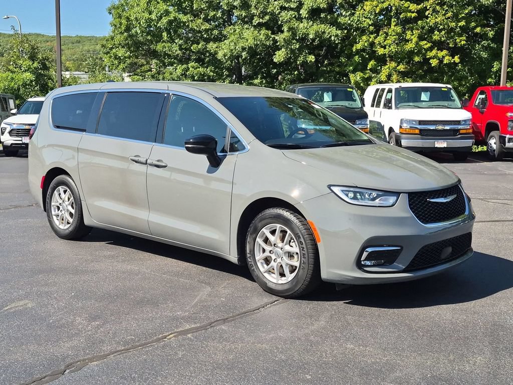 Used 2025 Chrysler Pacifica Select