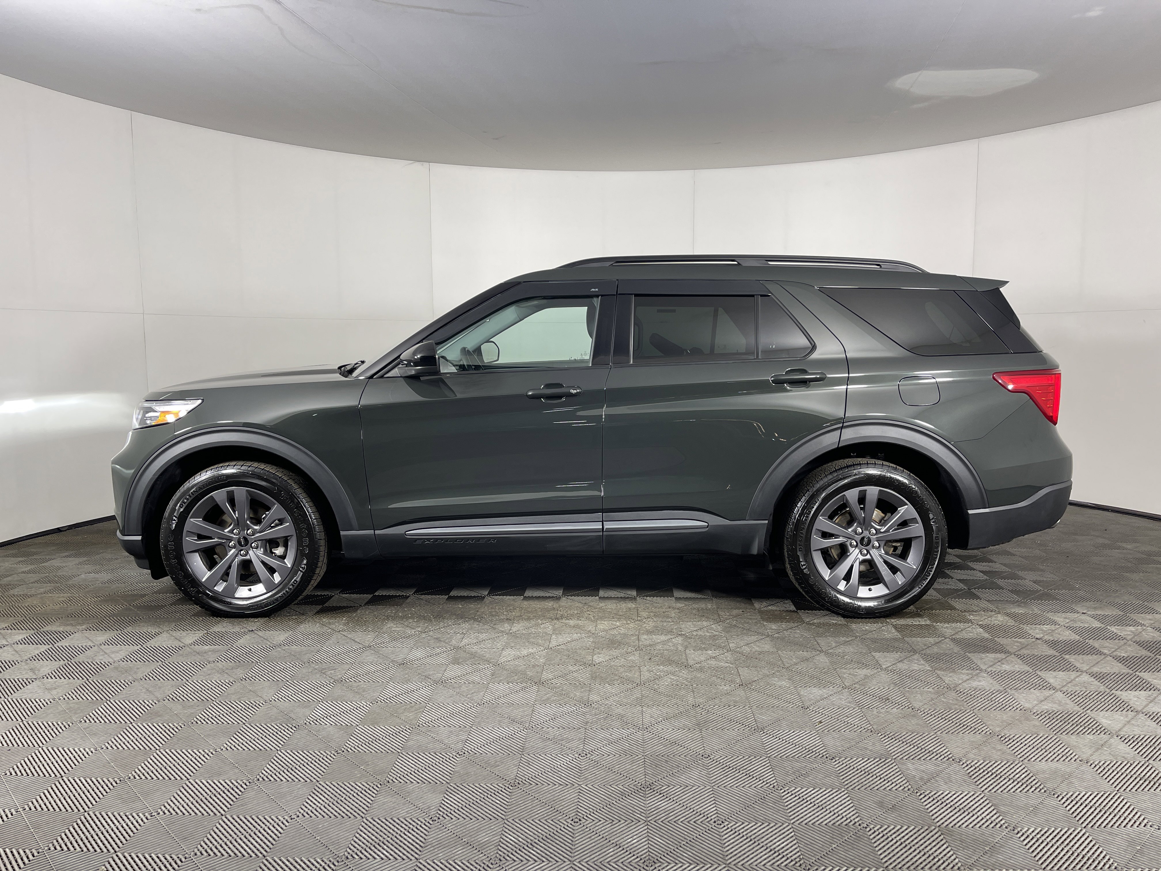 Used 2022 Ford Explorer XLT w/ Equipment Group 202A image 3