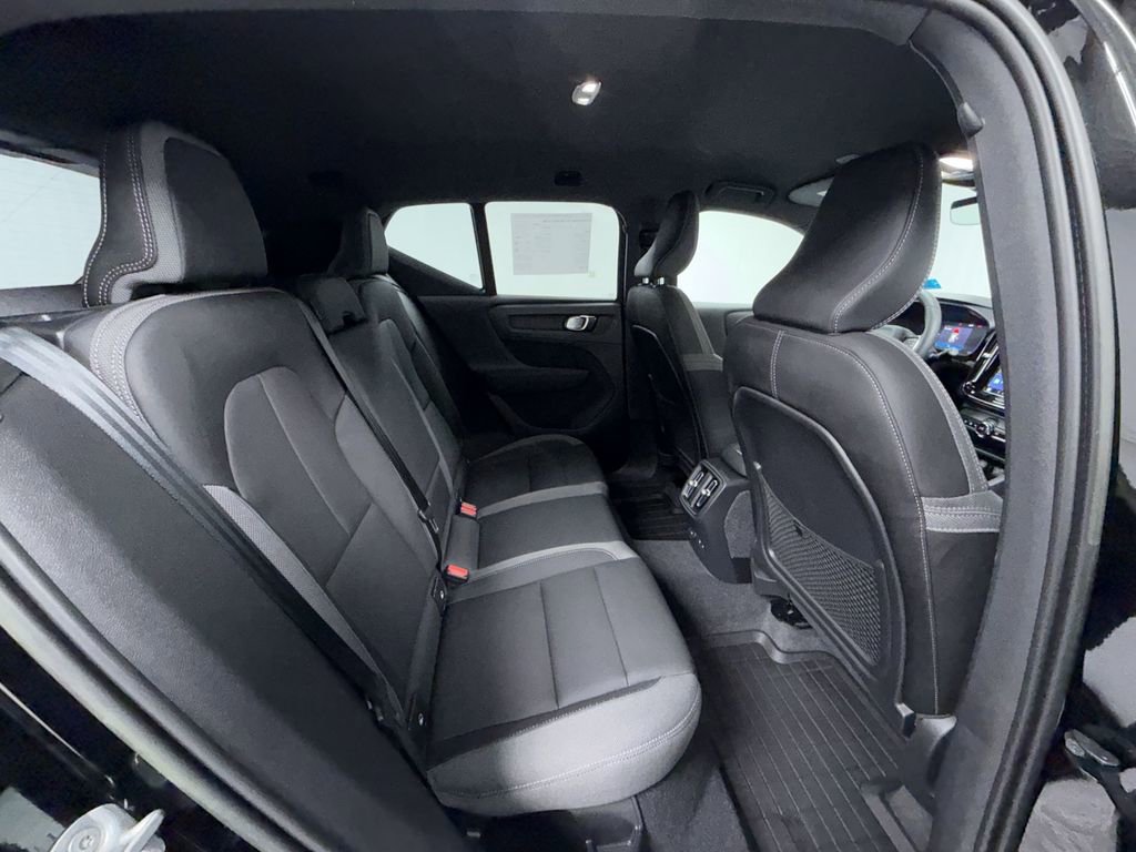 Used 2023 Volvo XC40 Recharge Core image 17