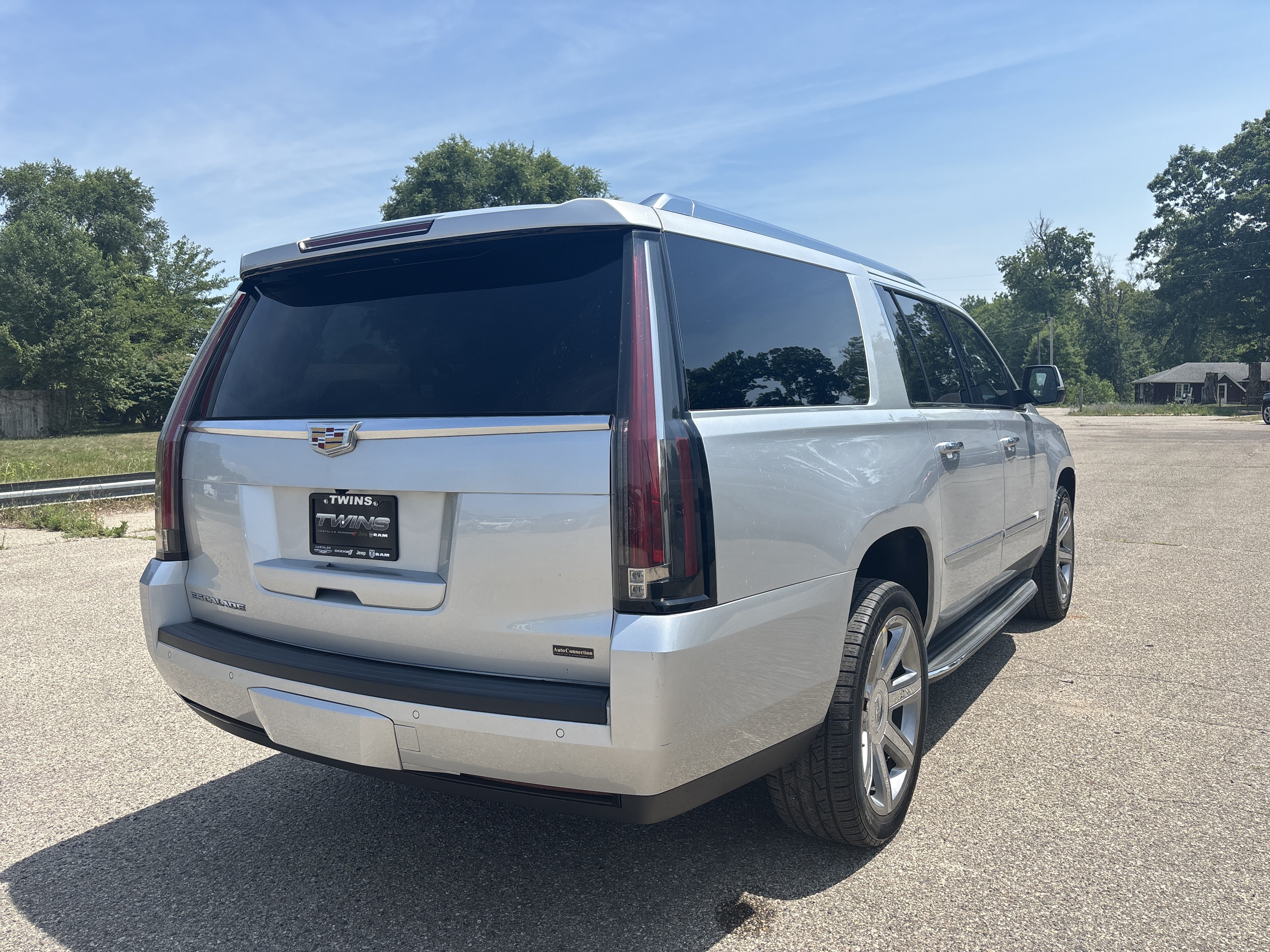 Used 2016 Cadillac Escalade ESV Luxury AWD/4WD image 3