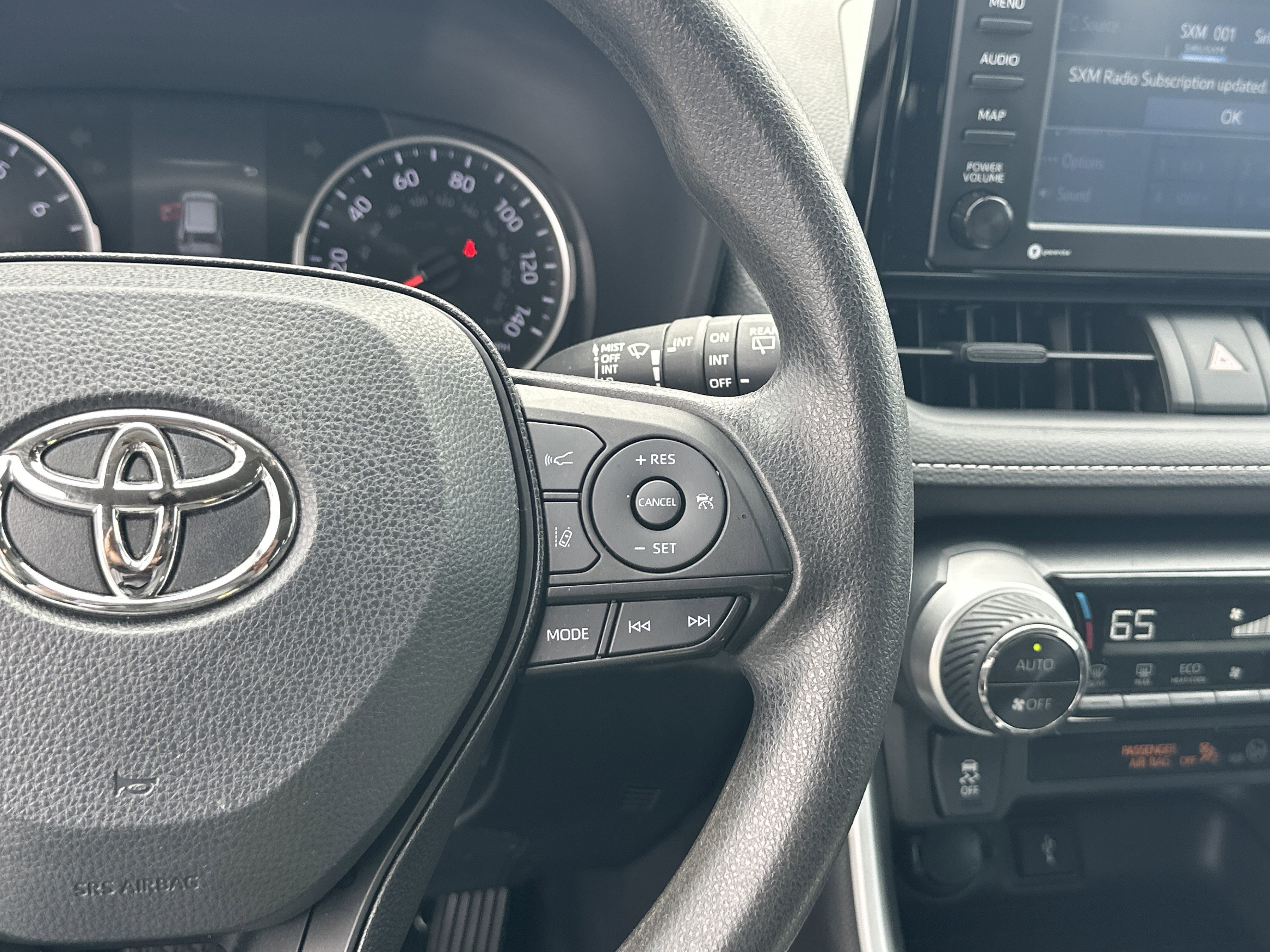 Used 2020 Toyota RAV4 XLE w/ Convenience Package FWD image 29