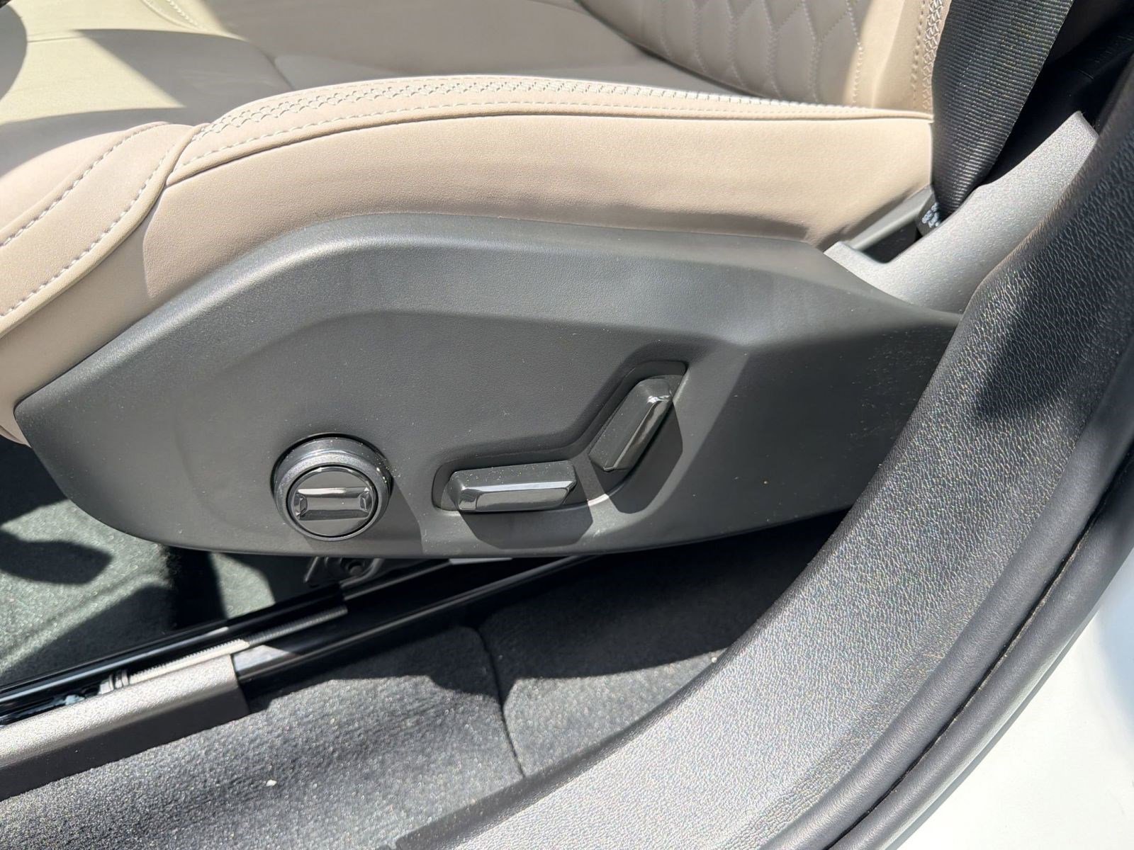 New 2026 Volvo XC60 B5 Plus w/ Climate Package AWD/4WD image 13