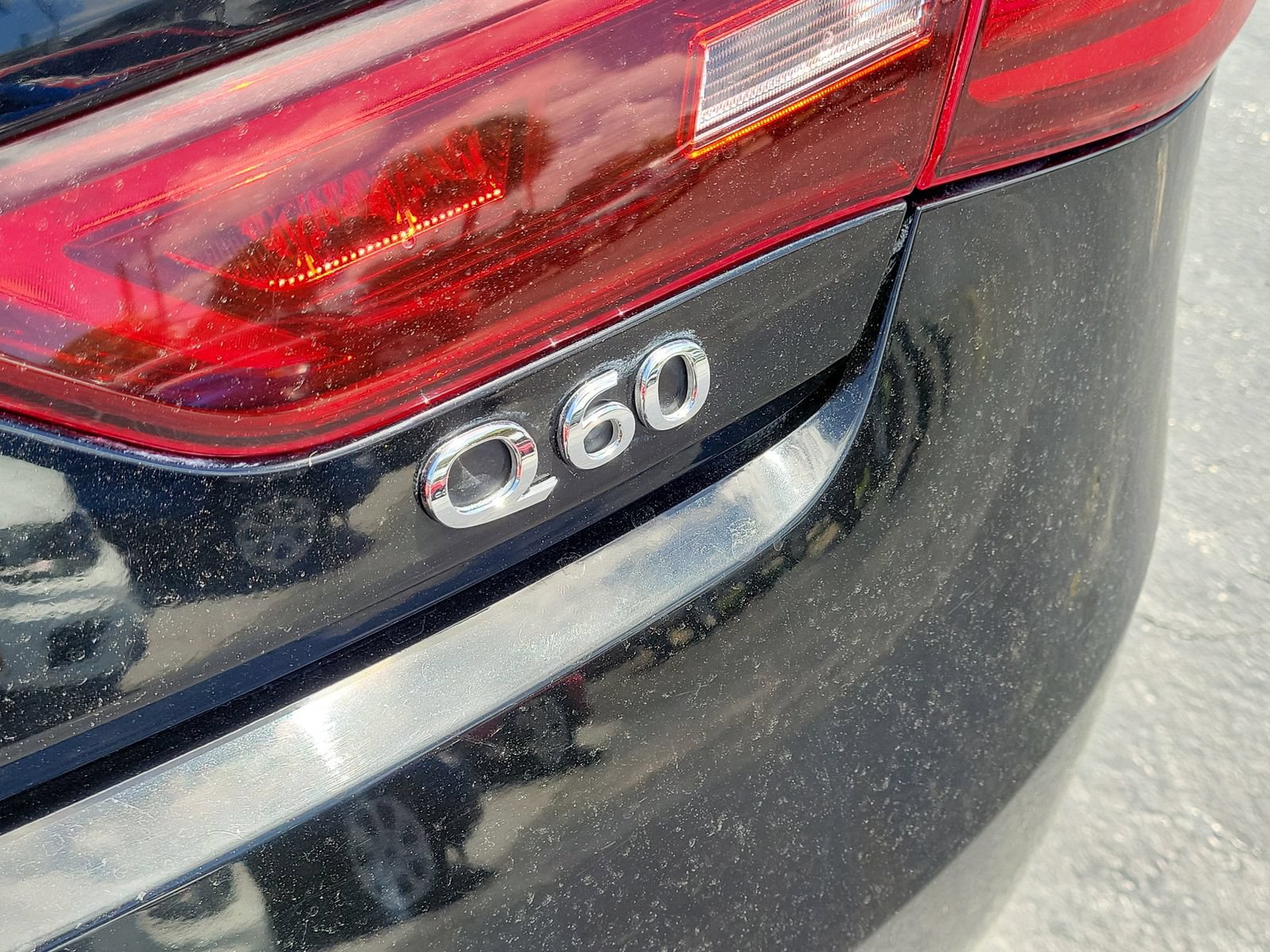 Used 2017 INFINITI Q60 2.0t w/ Moonroof Package RWD image 8