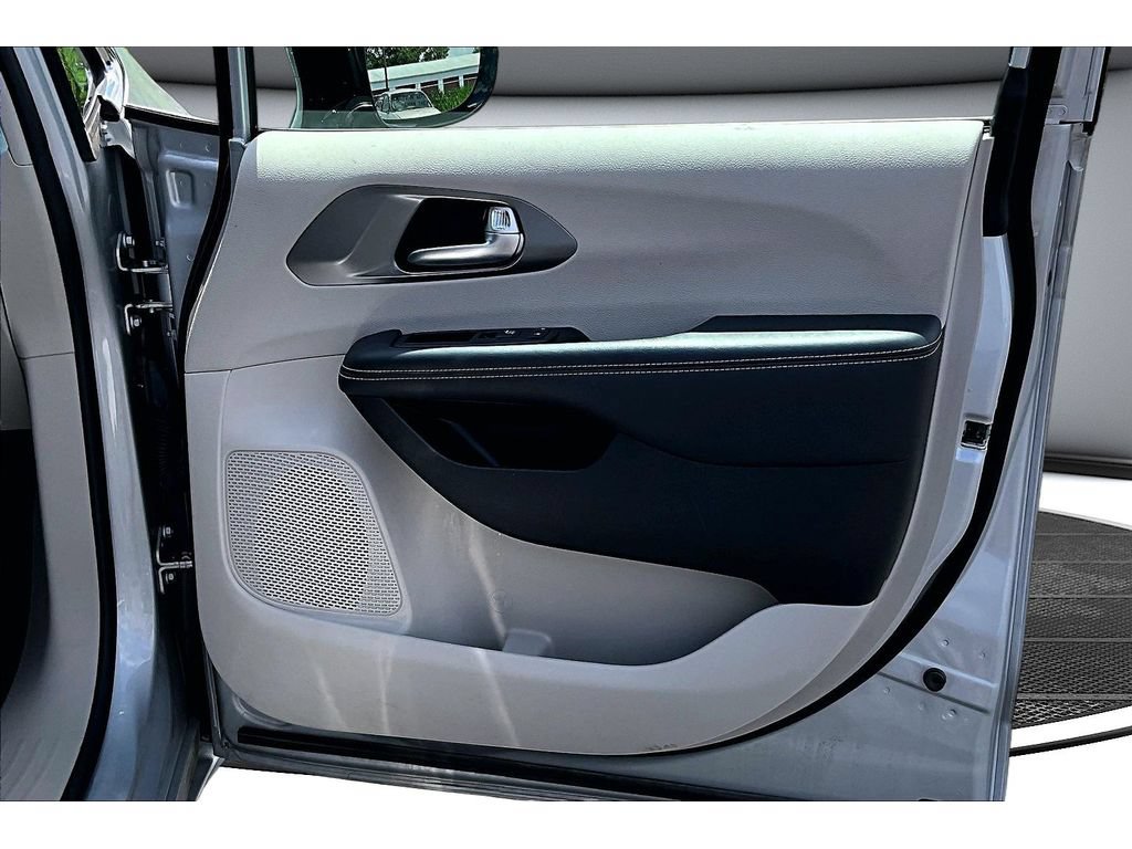 Used 2024 Chrysler Pacifica Touring-L FWD image 41