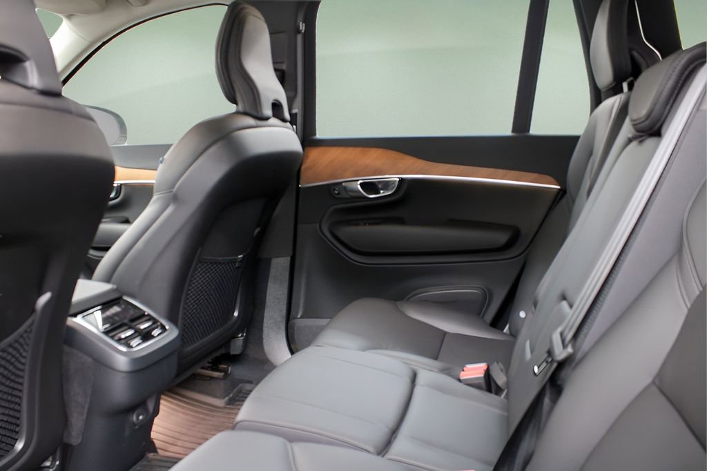 Certified 2025 Volvo XC90 B6 Plus image 19