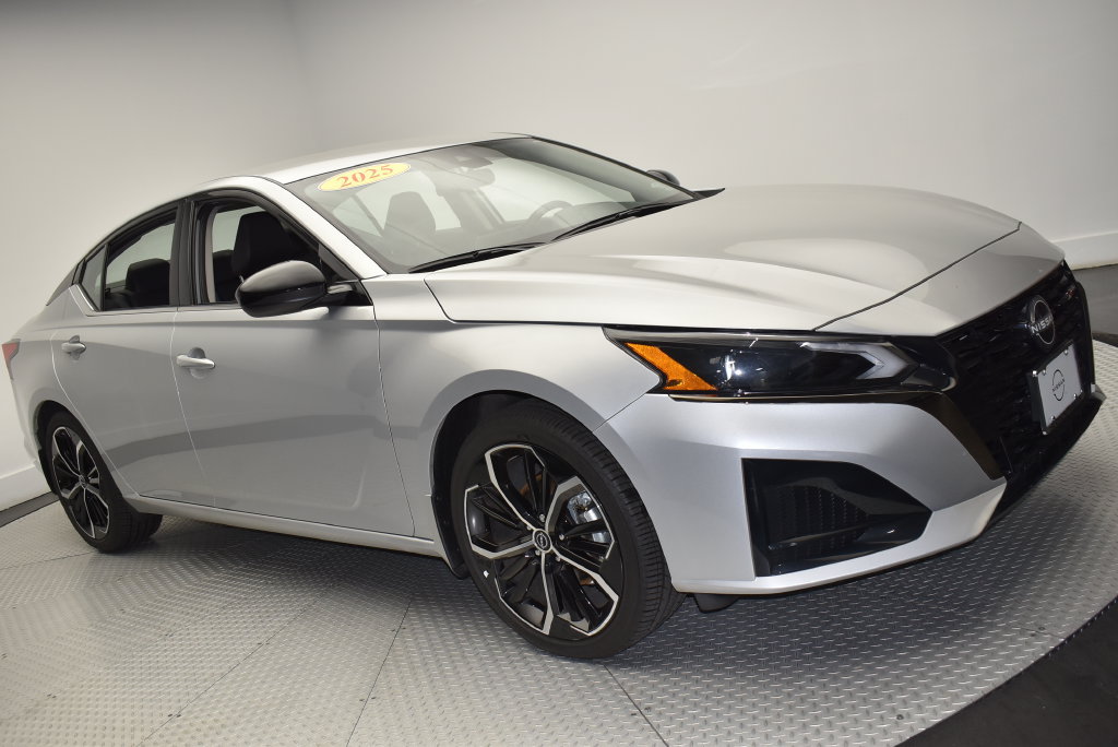 Used 2025 Nissan Altima 2.5 SR FWD image 3