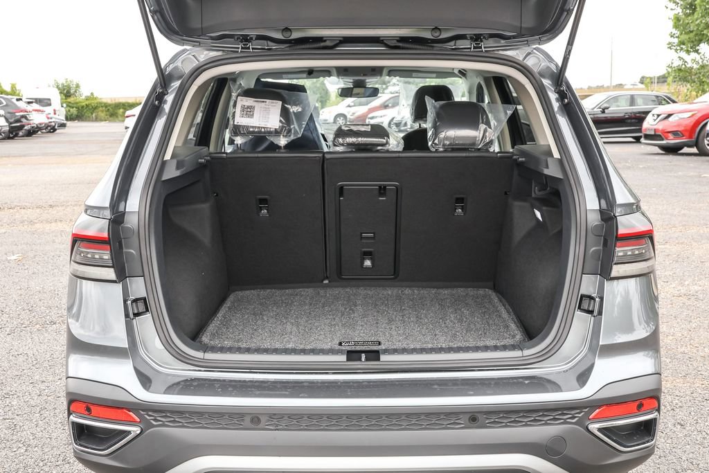 Used 2025 Volkswagen Taos SE image 28