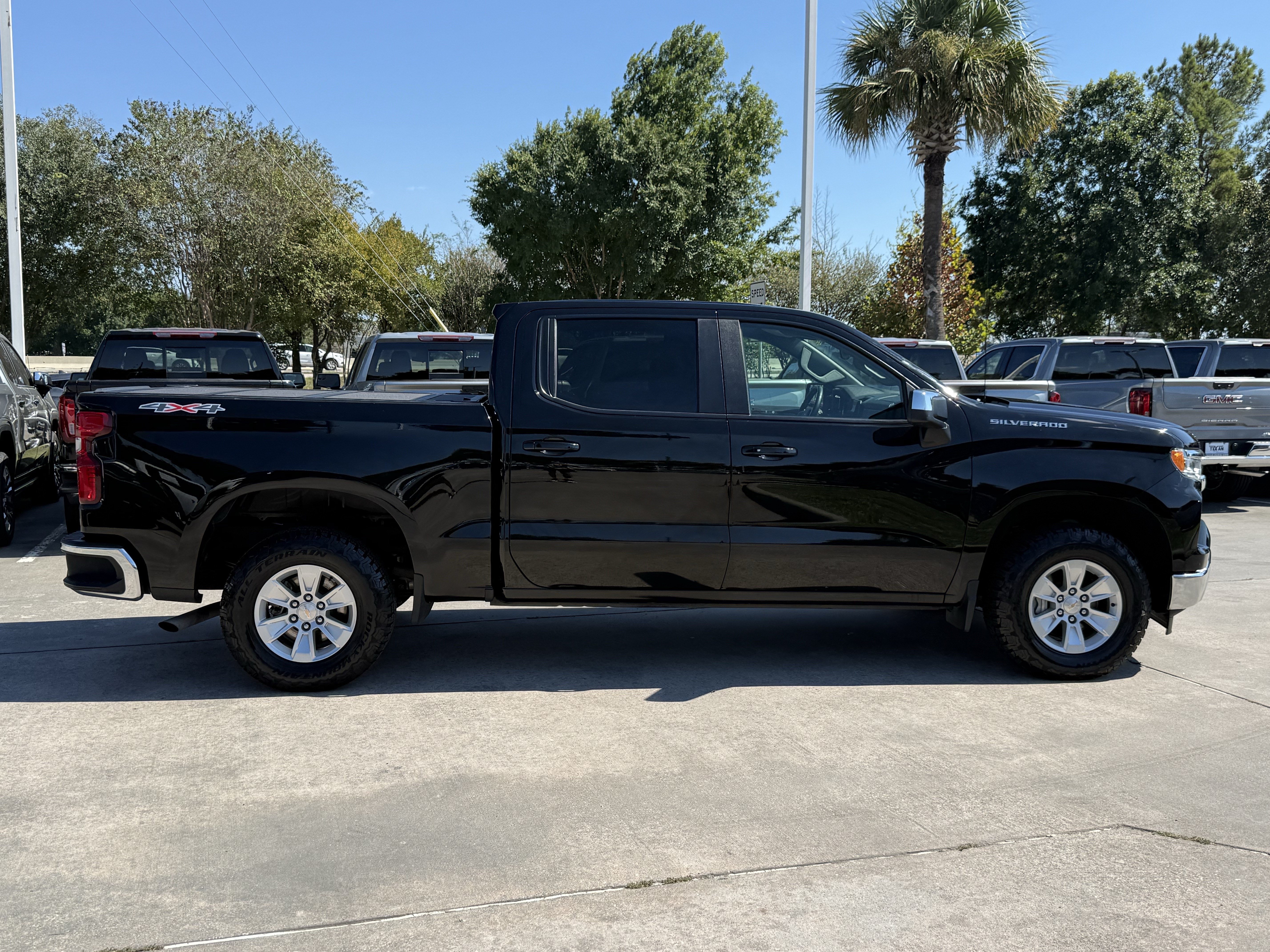 Used 2025 Chevrolet Silverado 1500 LT AWD/4WD image 3
