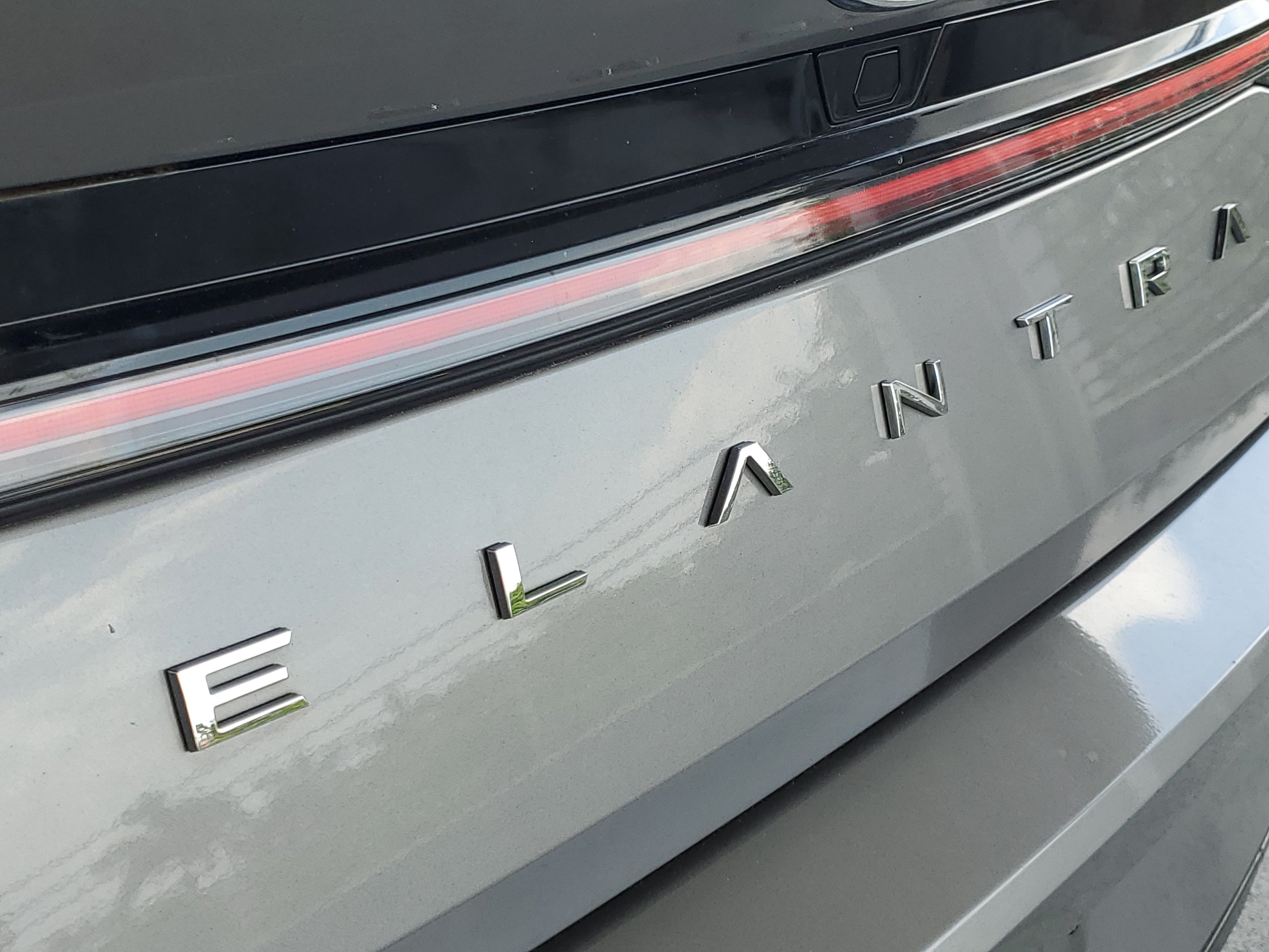 Used 2022 Hyundai Elantra Limited FWD image 5