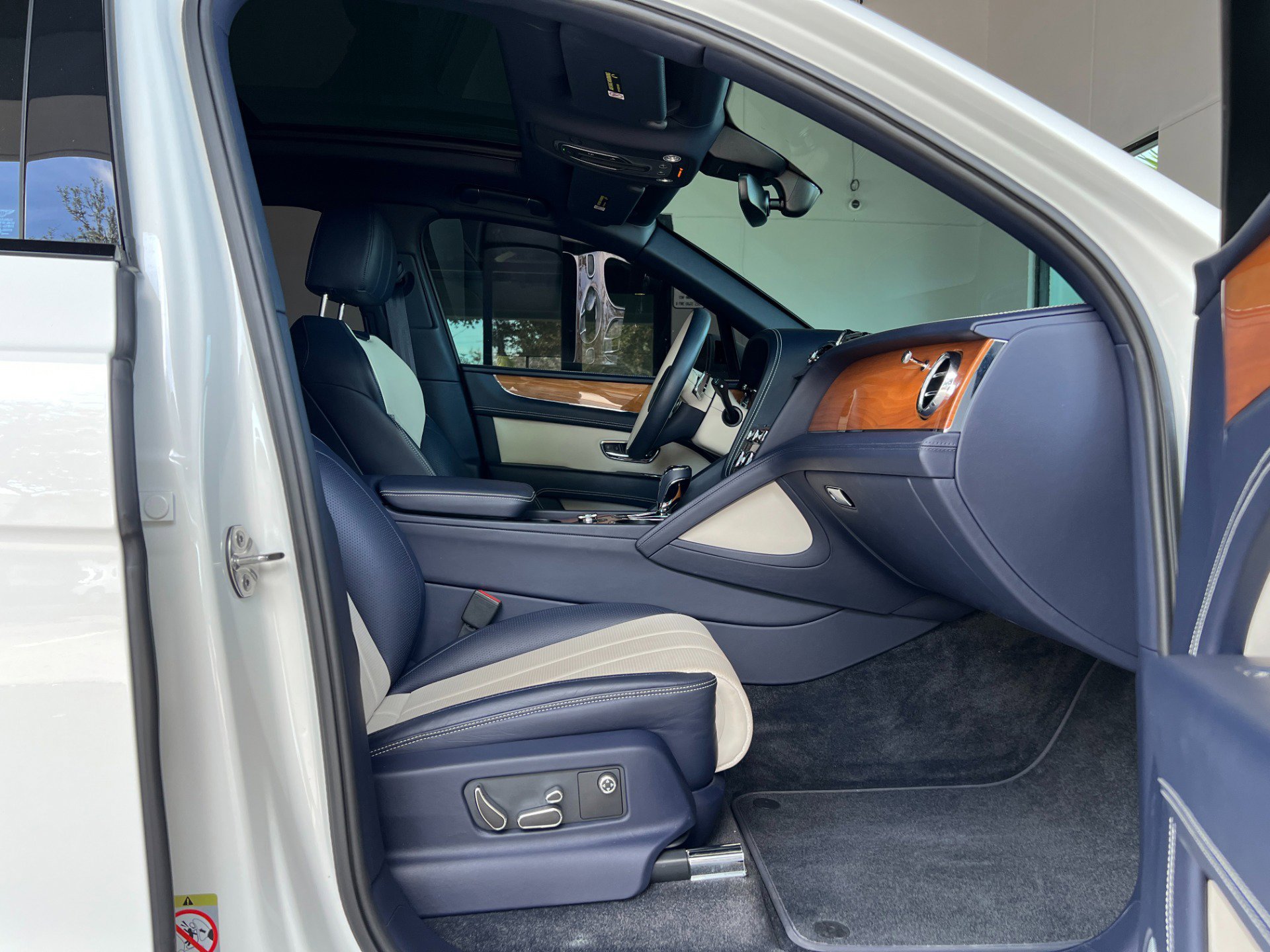 Used 2021 Bentley Bentayga image 30