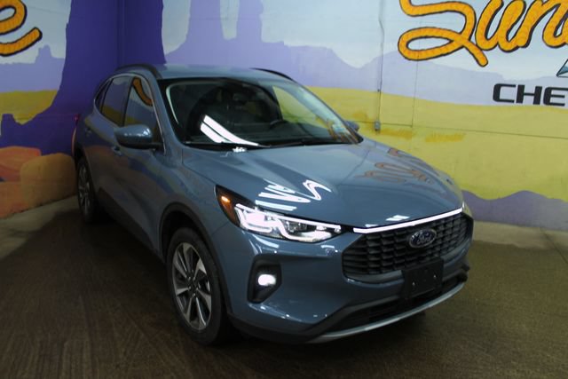 Used 2025 Ford Escape Platinum AWD/4WD image 2