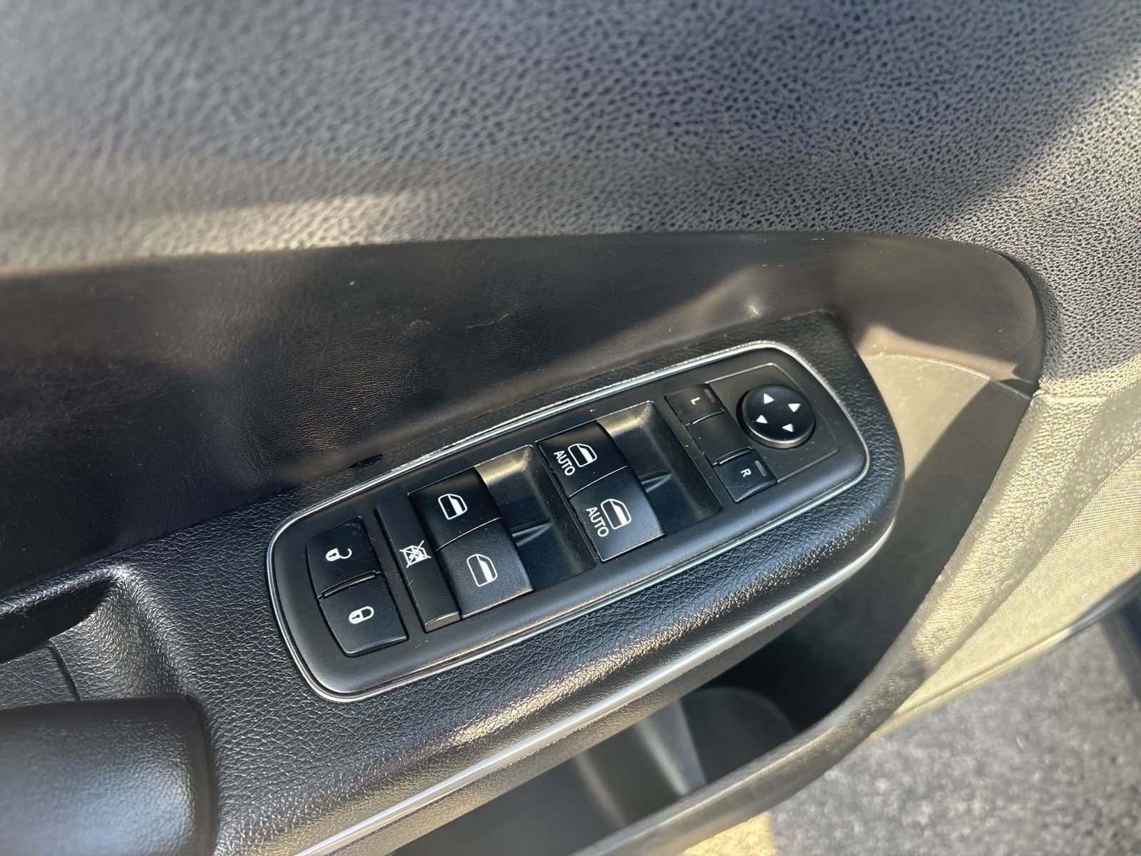 Used 2019 Chrysler 300 S image 22