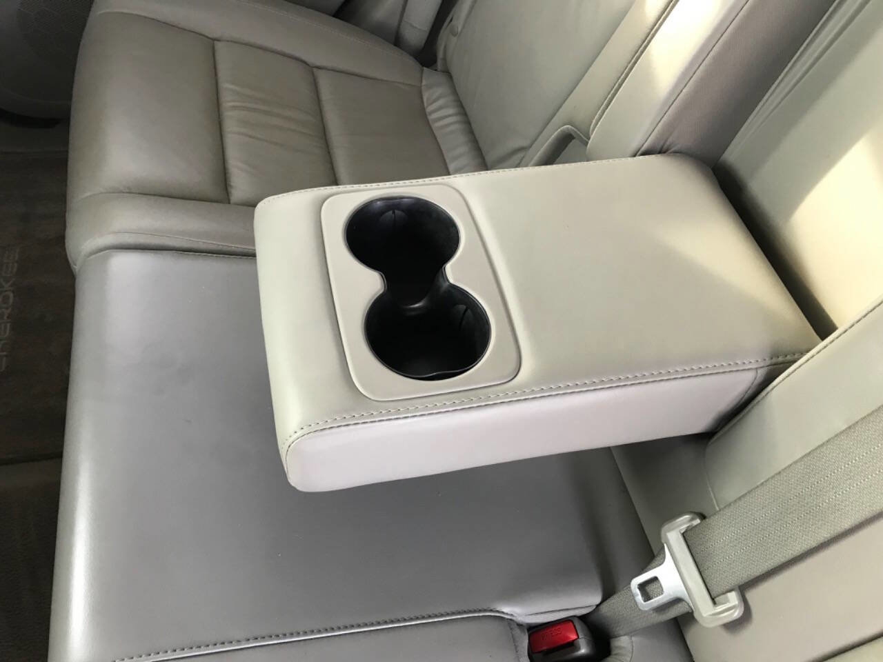 Used 2013 Jeep Grand Cherokee Laredo image 46