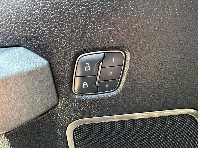 Used 2018 Ford F150 Raptor w/ Equipment Group 802A Luxury image 10