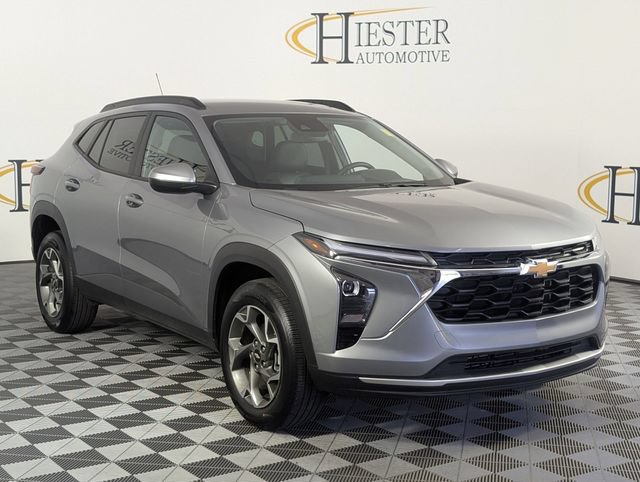Certified 2025 Chevrolet Trax LT w/ LT Convenience Package FWD image 2