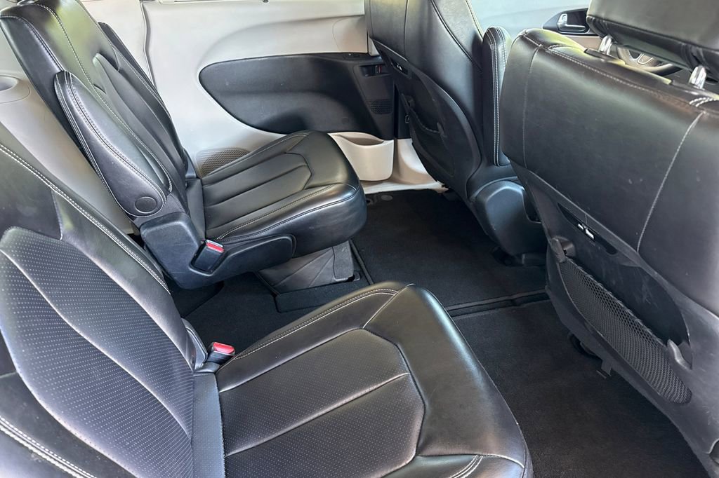 Used 2023 Chrysler Pacifica Touring-L FWD image 23
