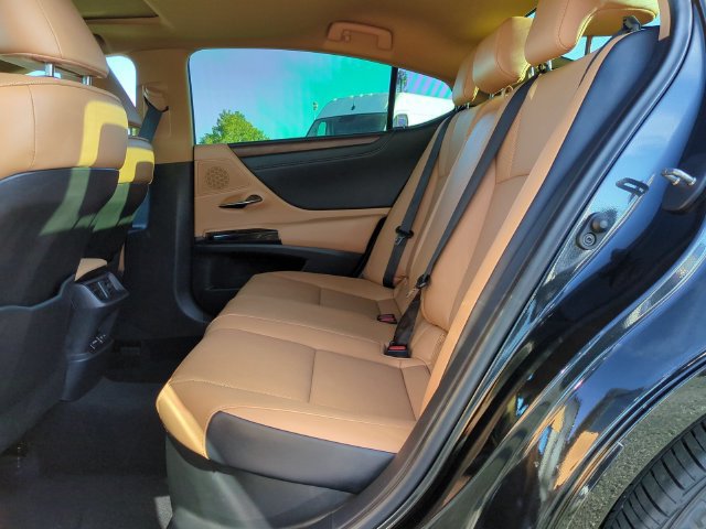 Used 2025 Lexus ES 300h w/ Premium Package FWD image 29