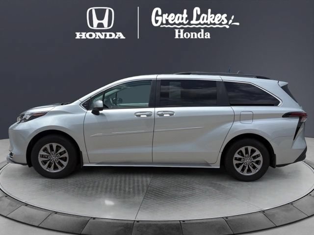 Used 2024 Toyota Sienna XLE w/ XLE Plus Package AWD/4WD image 3