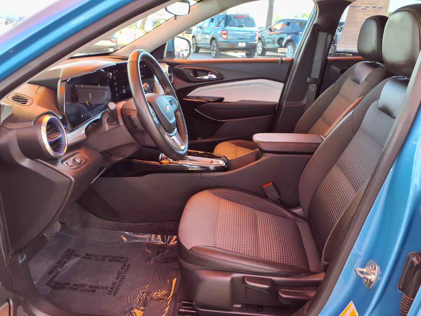 Used 2025 Chevrolet Trax LT w/ Driver Confidence Package FWD image 16