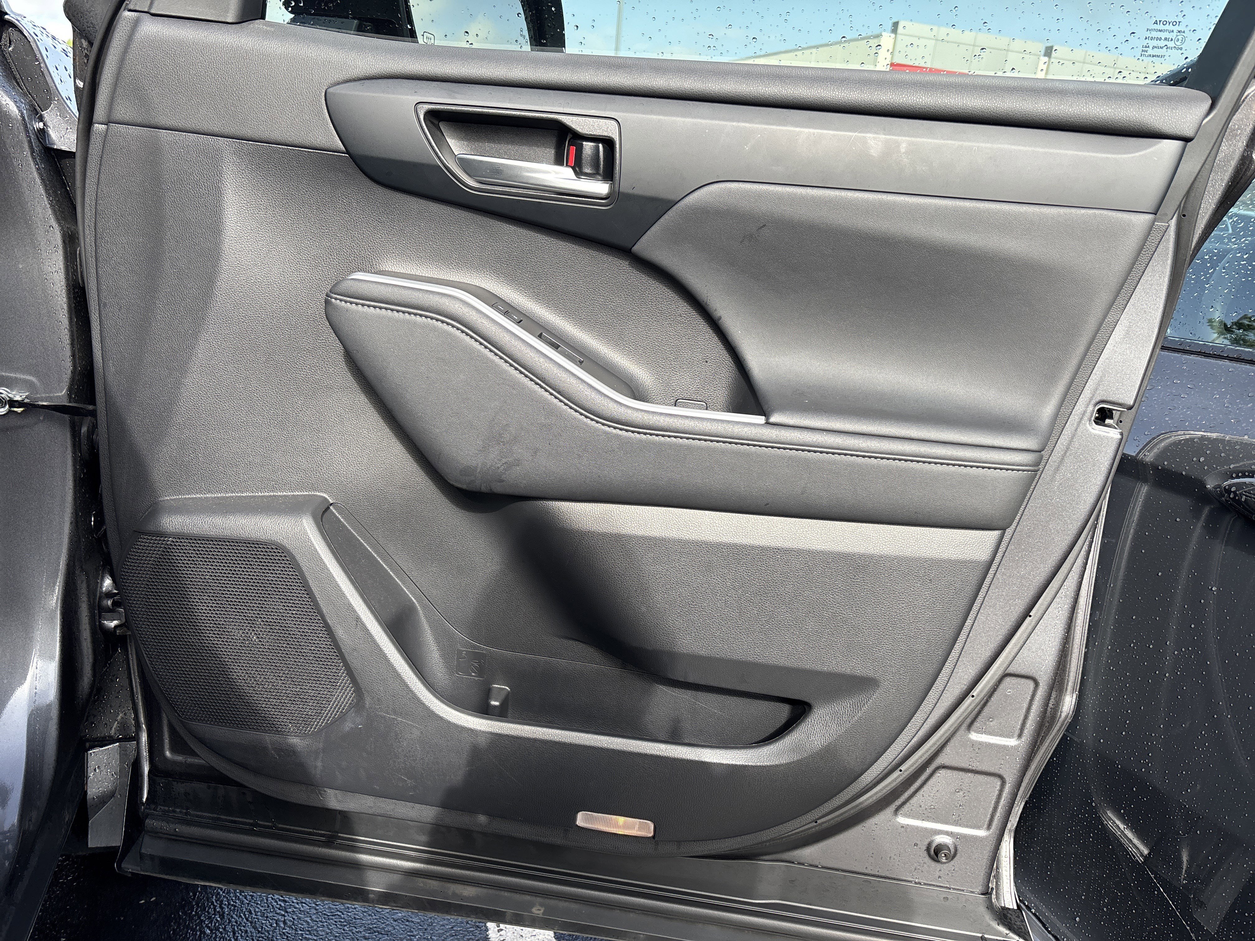 Used 2023 Toyota Highlander XLE AWD/4WD image 29