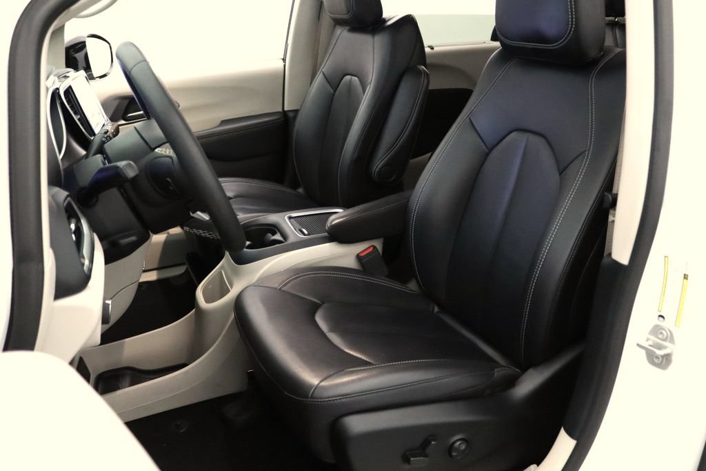 Used 2024 Chrysler Pacifica Touring-L FWD image 11