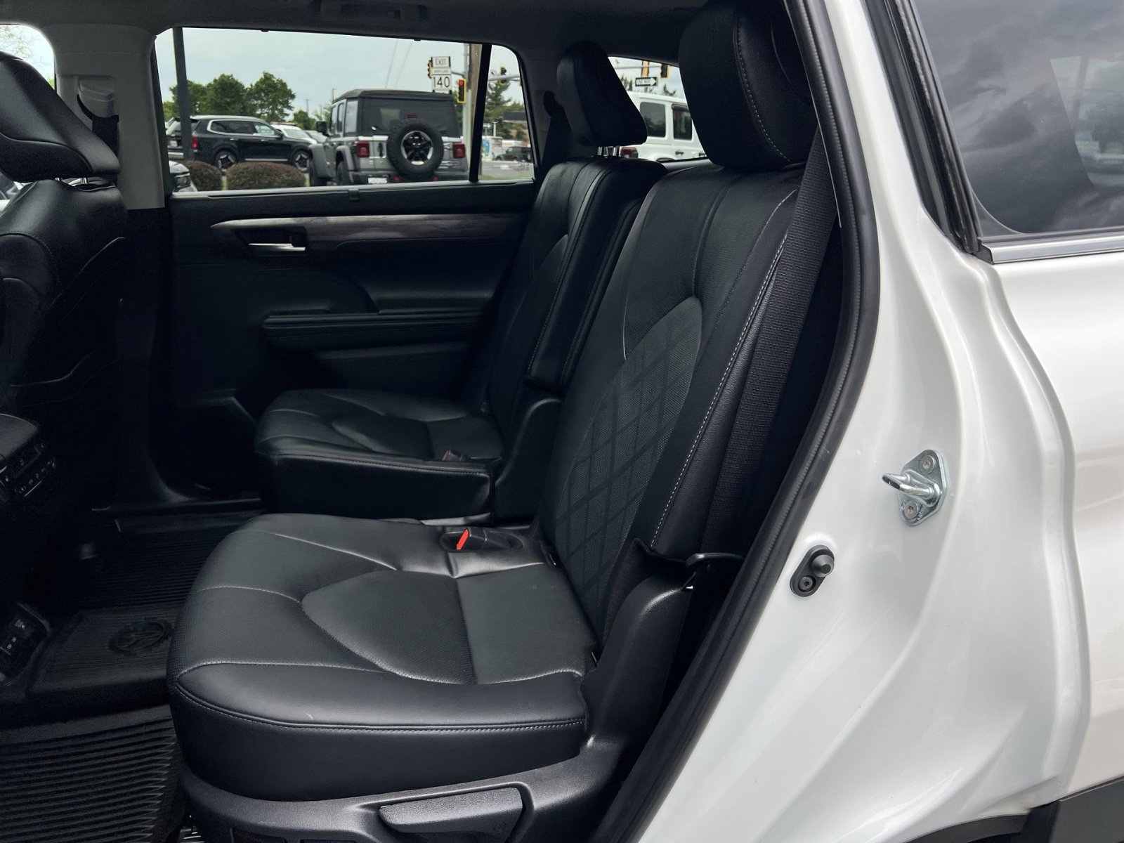 Used 2025 Toyota Highlander Platinum AWD/4WD image 31