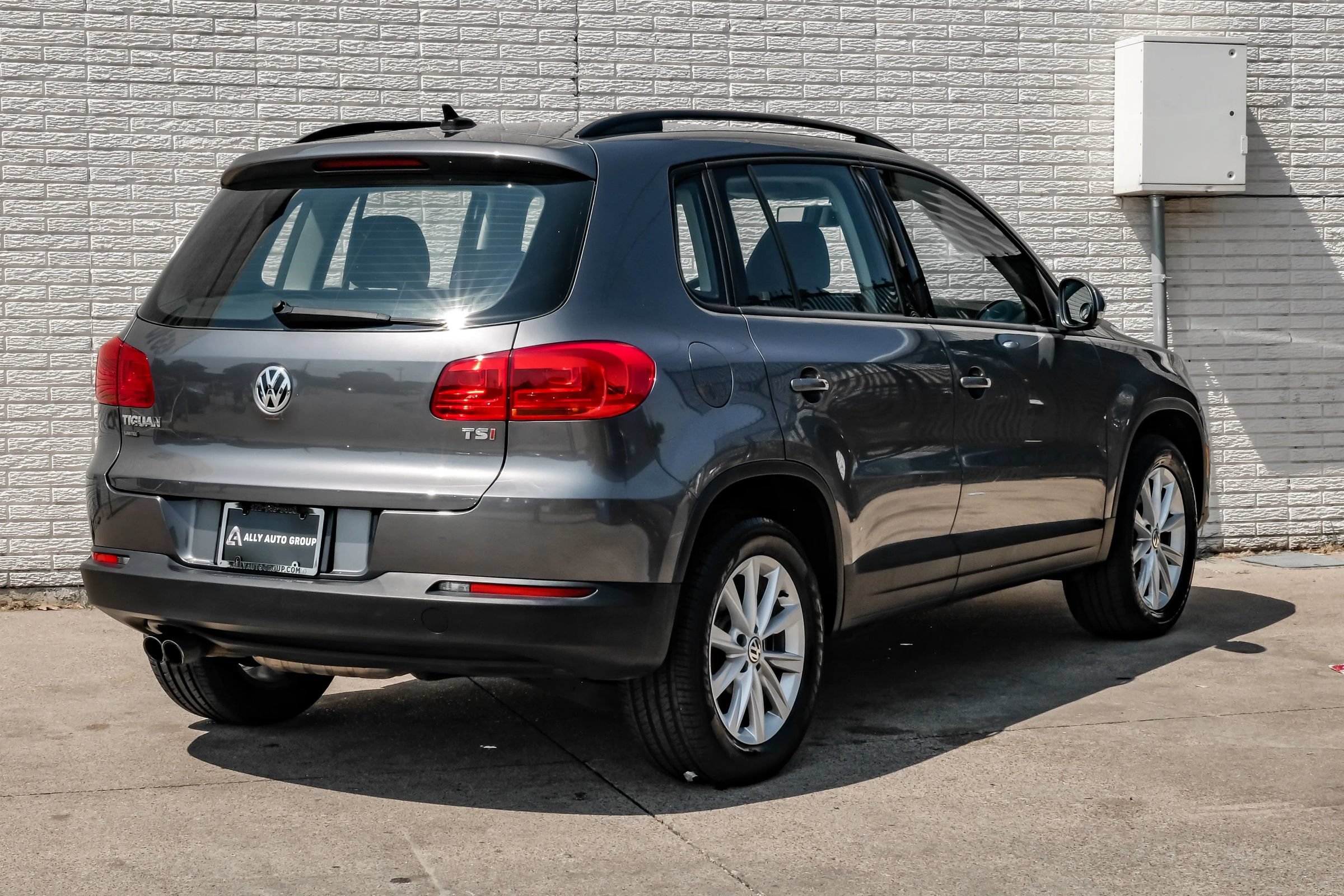 Used 2018 Volkswagen Tiguan Limited w/ Premium Package FWD image 7