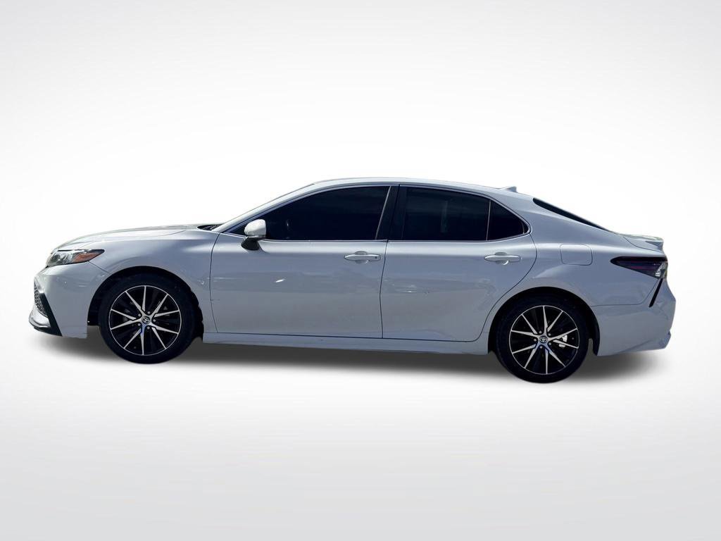 Used 2022 Toyota Camry SE FWD image 3