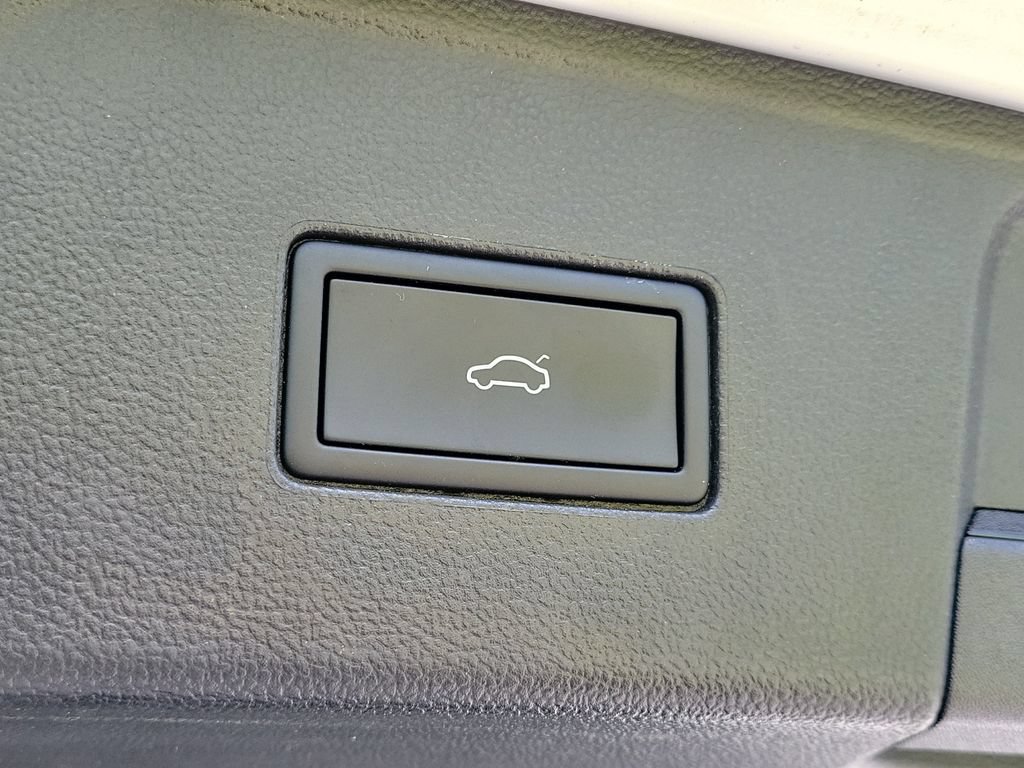 Used 2025 Volkswagen Atlas SE FWD image 8