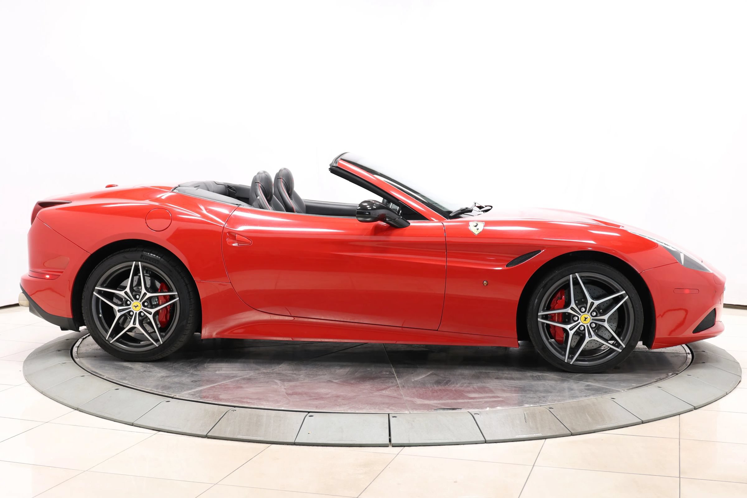 Used 2017 Ferrari California T RWD image 62