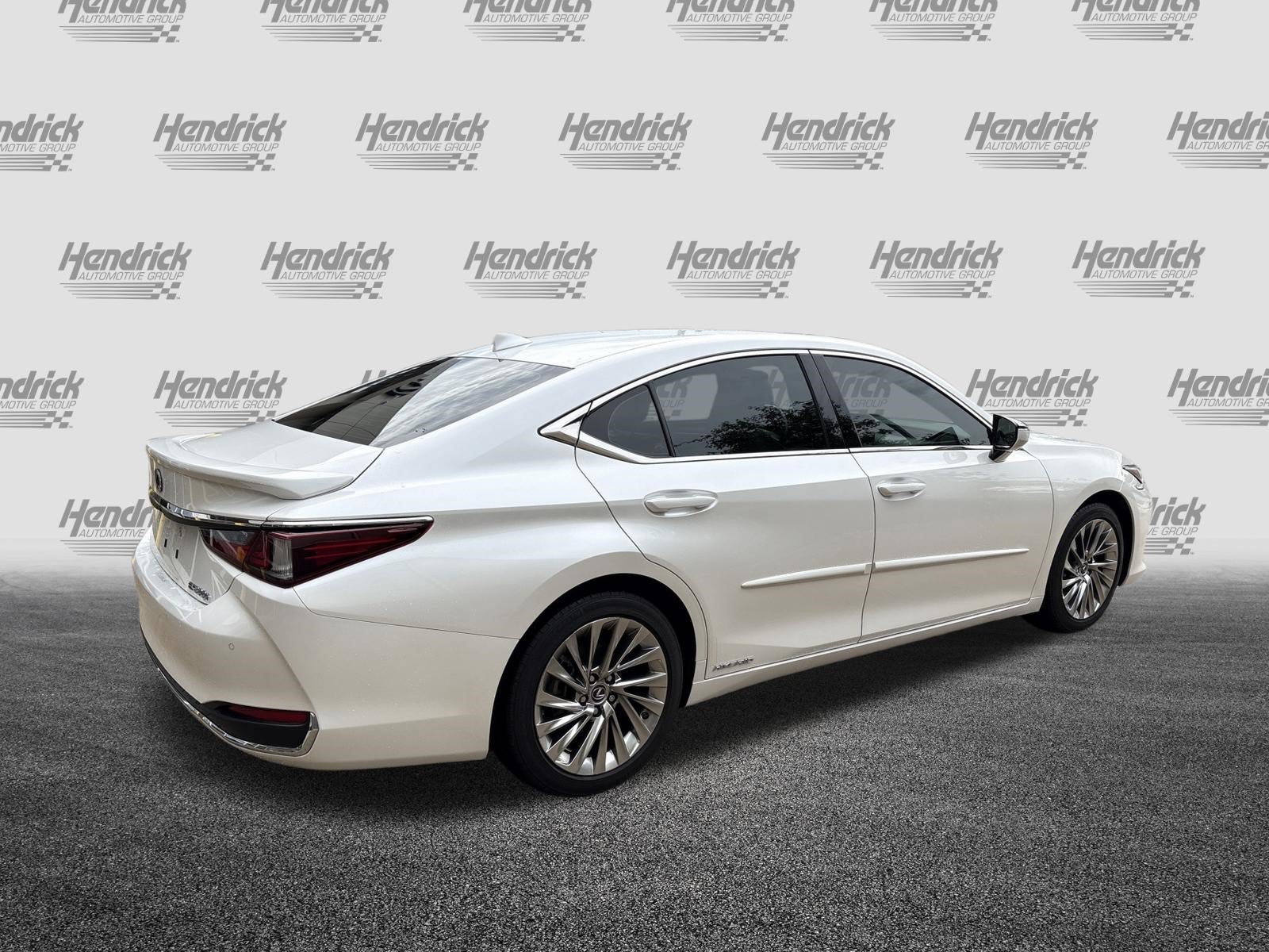 Certified 2022 Lexus ES 300h w/ Accessory Package FWD image 10