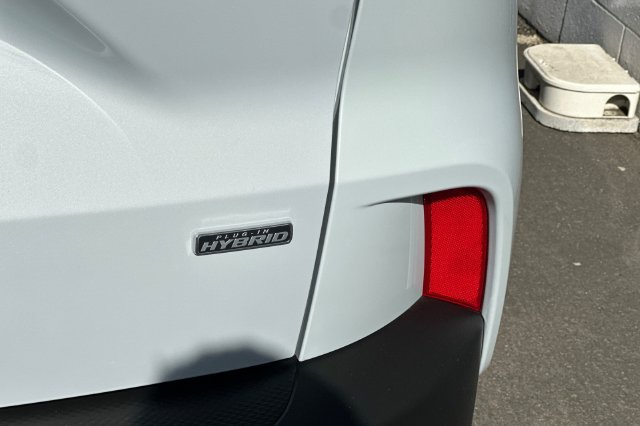 Used 2025 Ford Escape SE w/ PHEV Premium Package FWD image 32
