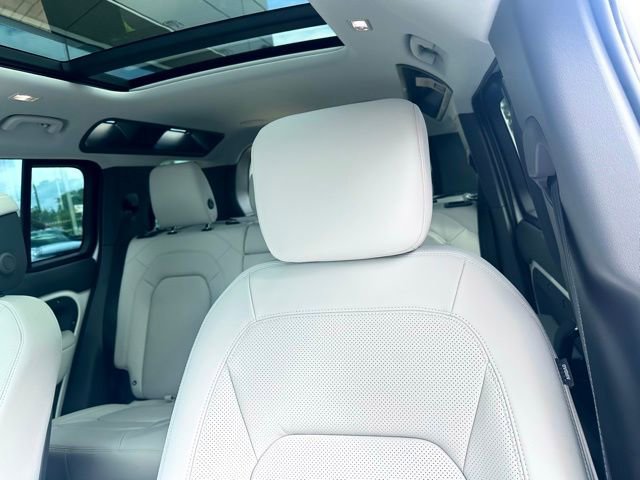 New 2025 Land Rover Defender 110 X-Dynamic SE image 18