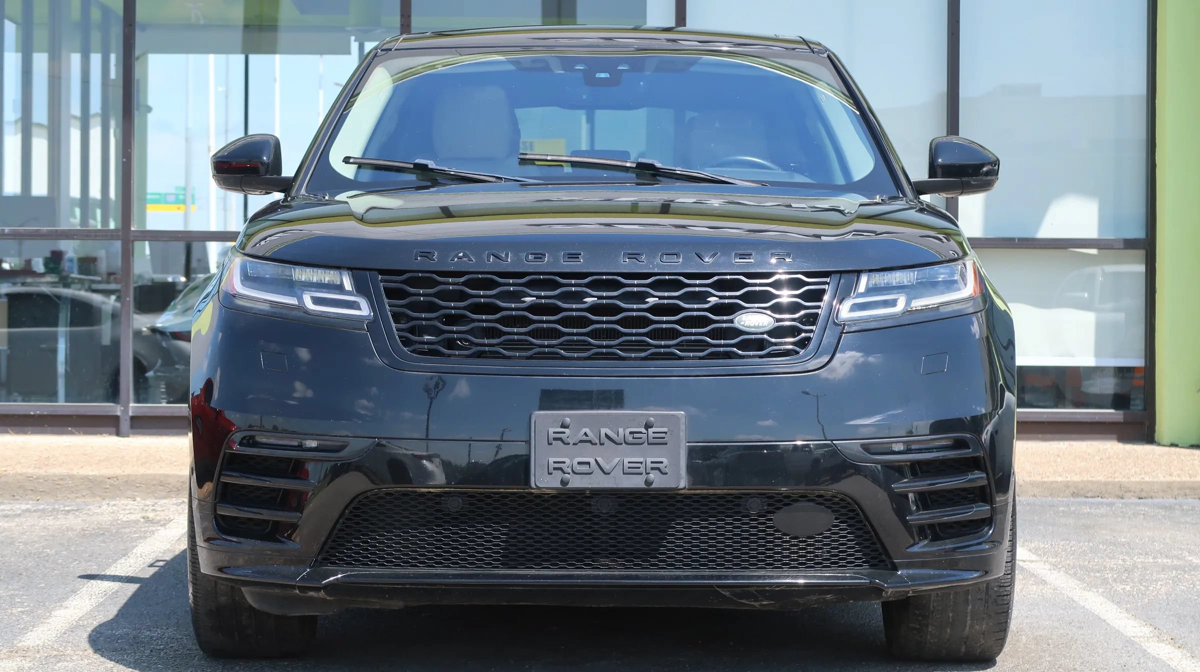 Used 2019 Land Rover Range Rover Velar R-Dynamic SE AWD/4WD image 2