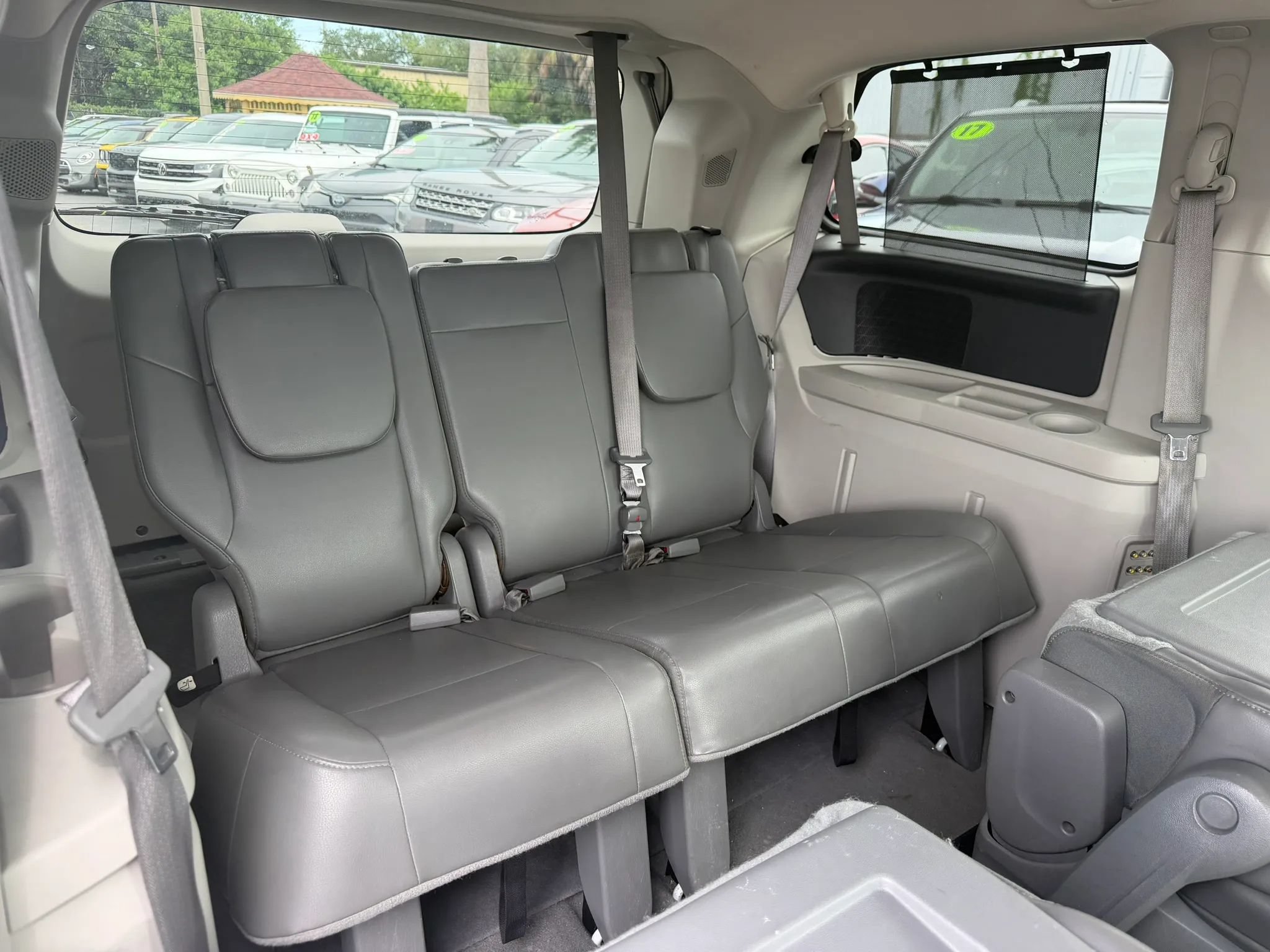 Used 2011 Volkswagen Routan SE FWD image 17