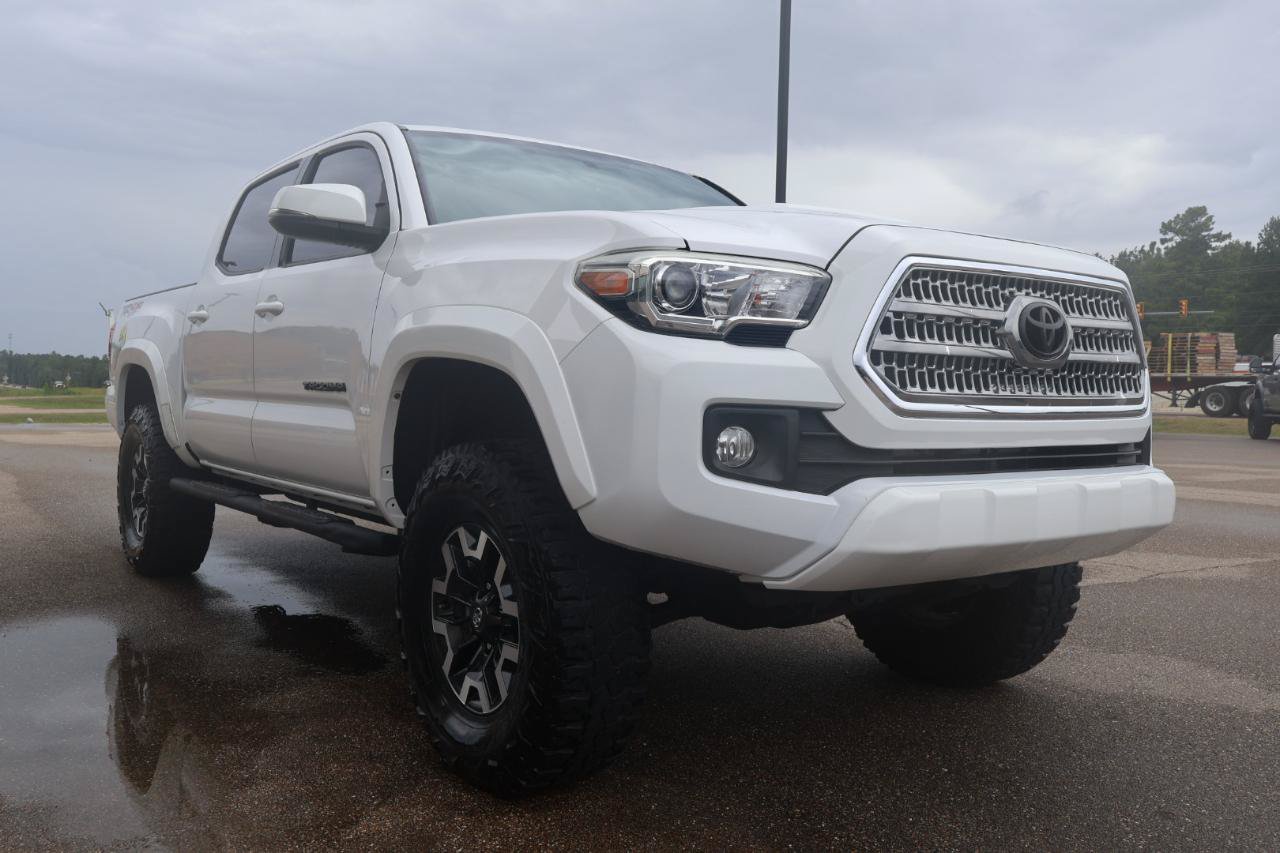 Used 2017 Toyota Tacoma TRD Sport w/ Tow Package (A/T) AWD/4WD image 4