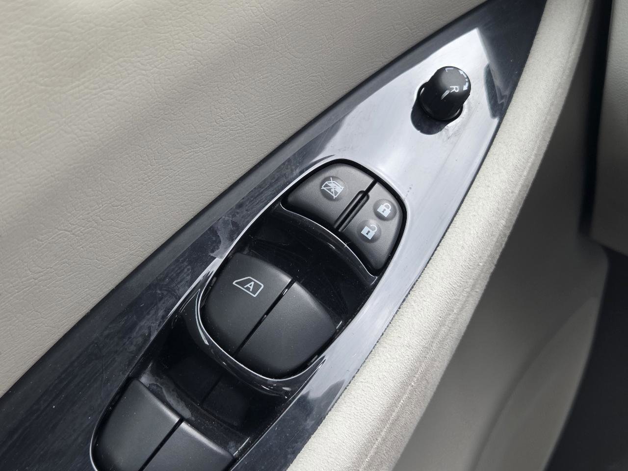 Used 2011 Nissan Leaf SL FWD image 23