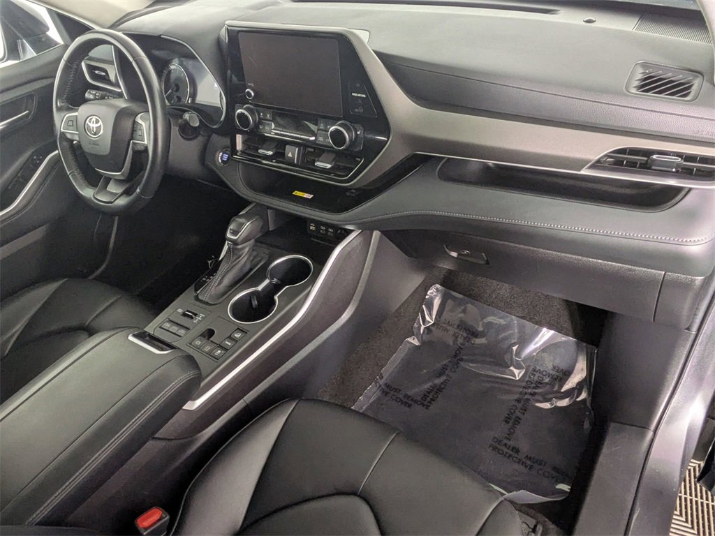 Used 2023 Toyota Highlander XLE image 32
