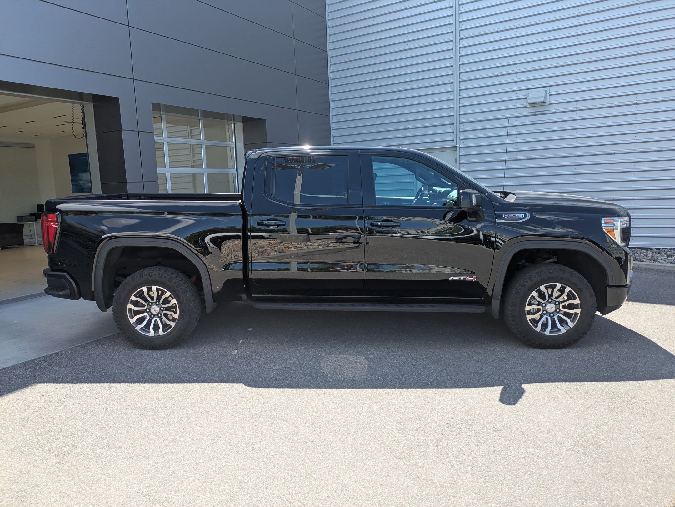 Used 2022 GMC Sierra 1500 AT4 w/ AT4 Premium Package AWD/4WD image 4