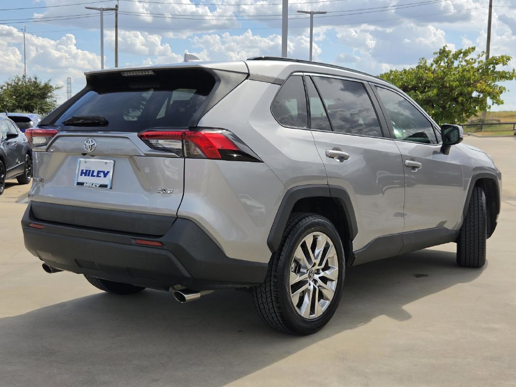 Used 2021 Toyota RAV4 XLE Premium FWD image 4