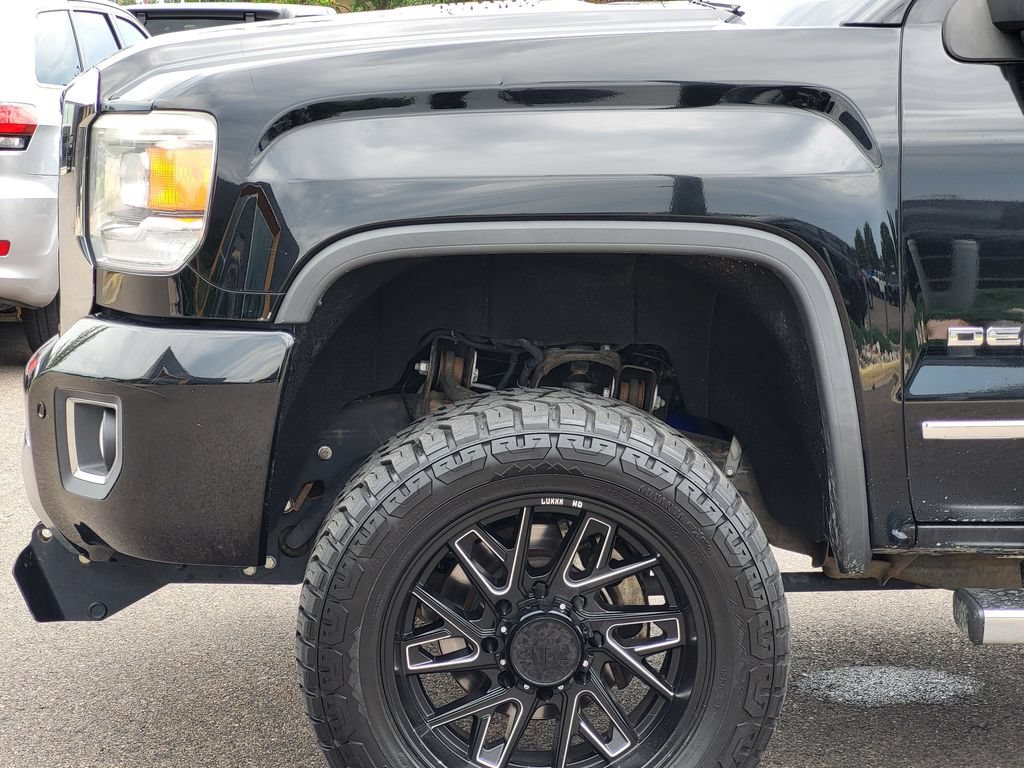 Used 2015 GMC Sierra 2500 Denali w/ Duramax Plus Package AWD/4WD image 11