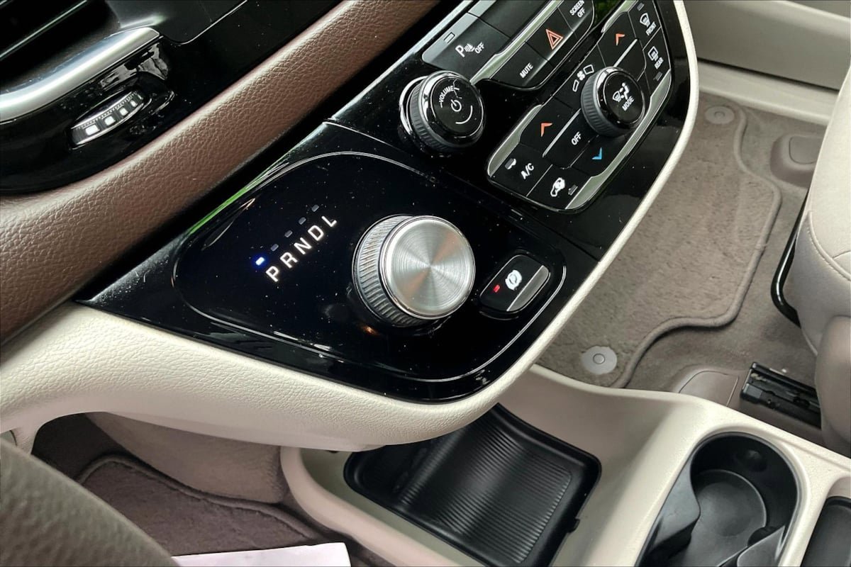 Used 2019 Chrysler Pacifica L FWD image 17