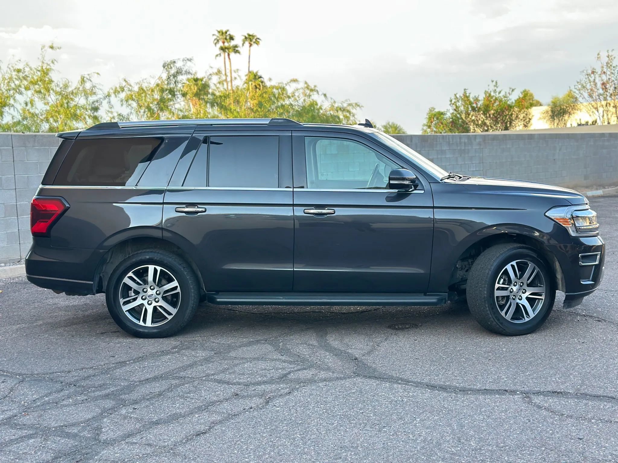 Used 2024 Ford Expedition Limited image 2