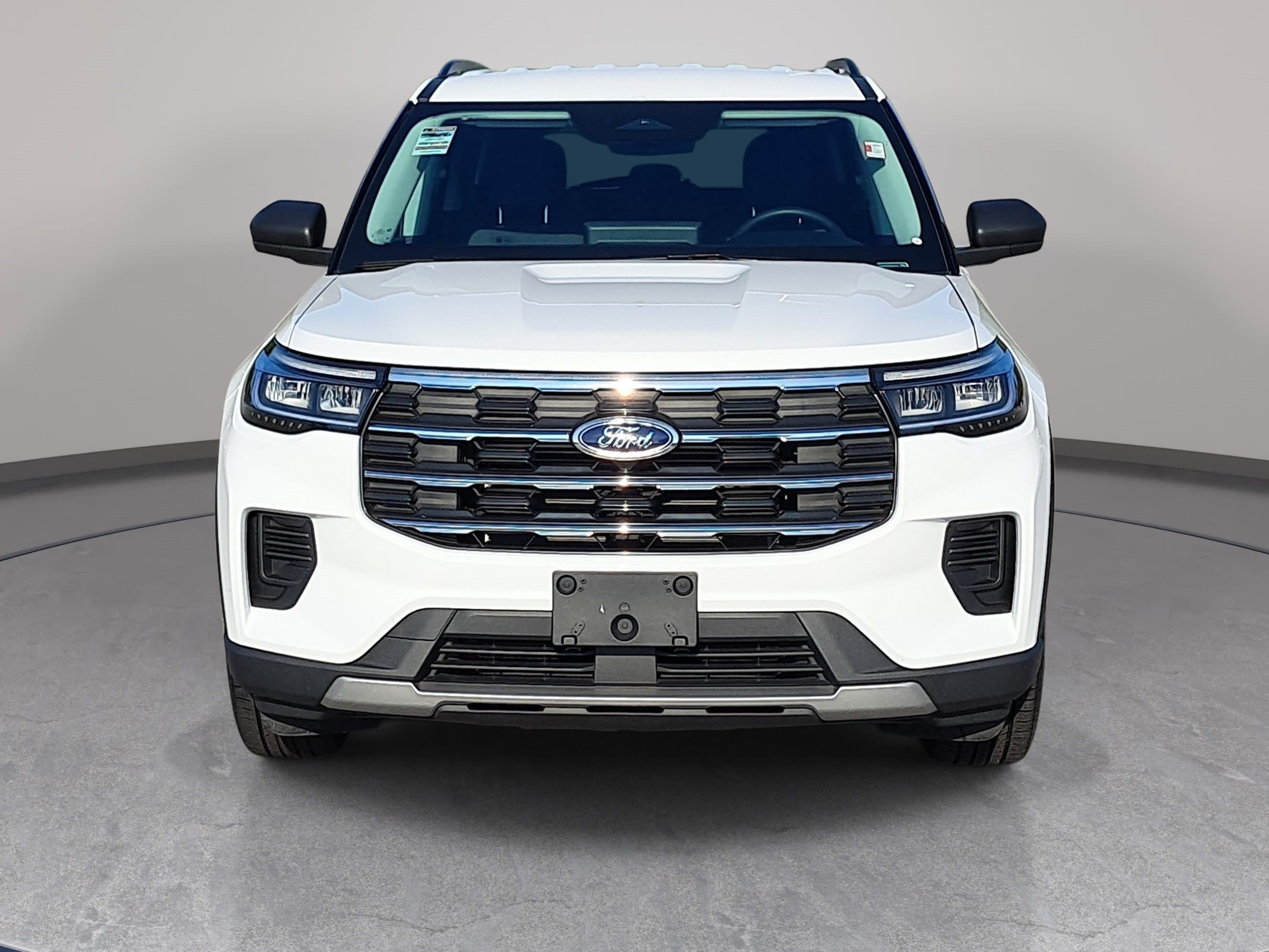 Used 2025 Ford Explorer Active AWD/4WD image 2