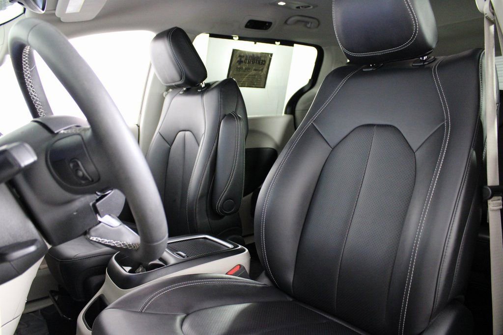 Used 2024 Chrysler Pacifica Touring-L image 15