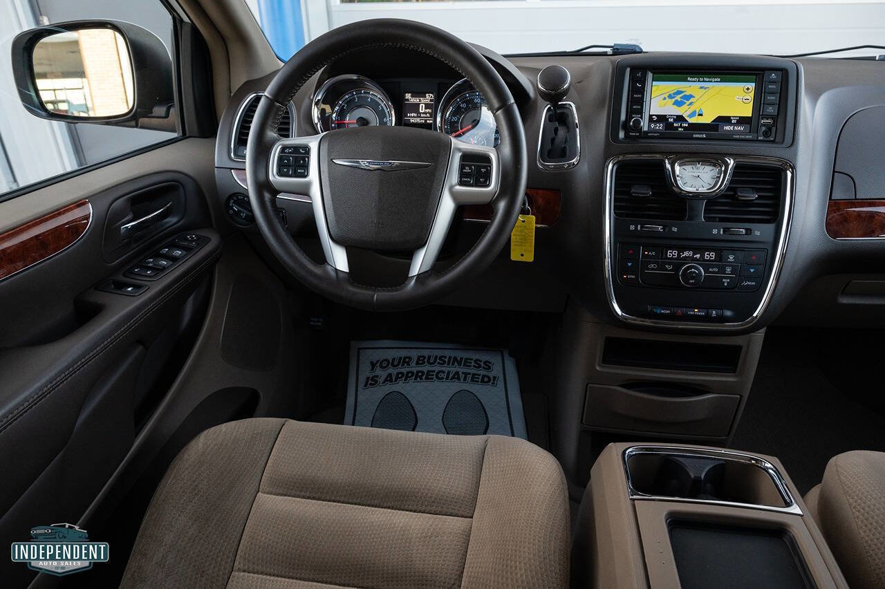 Used 2014 Chrysler Town & Country Touring image 8